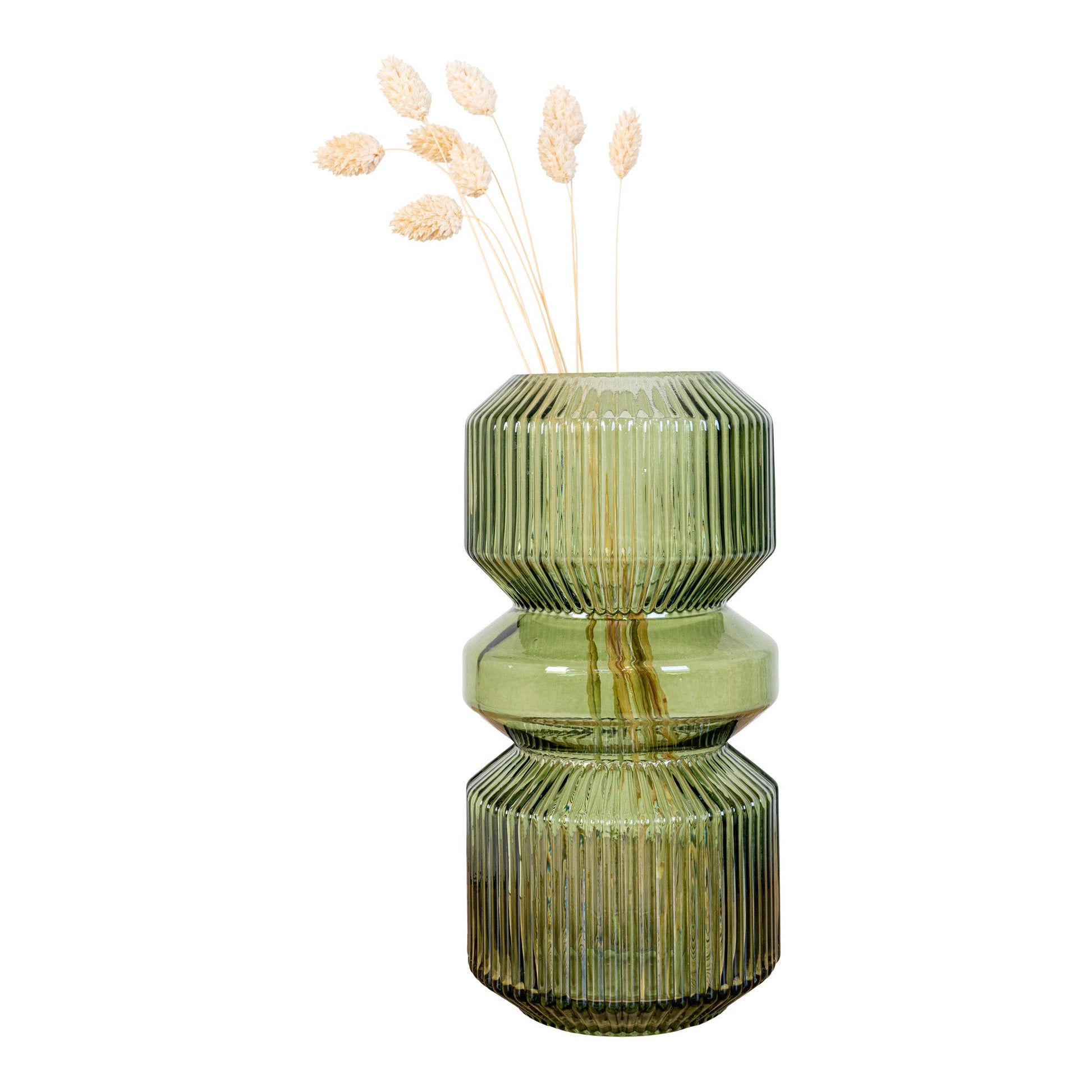 Geribbelde groene glazen vaas met gedroogde tarwe, elegante vormgeving en minimalistisch design.