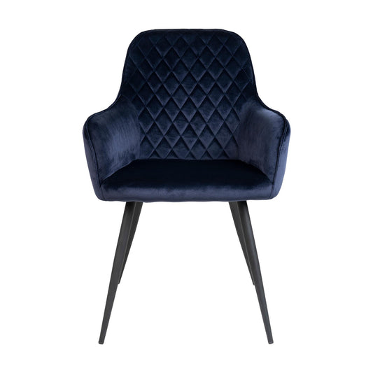 Fluwelen stoel in diepblauw met ruitpatroon en zwarte metalen poten, elegante en moderne uitstraling.