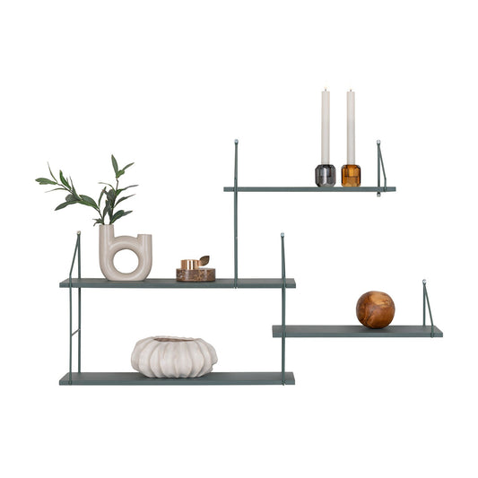 Moderne zwevende planken met vaas, planten, houten bal en kandelaars in warme tinten. Minimalistische inrichting.