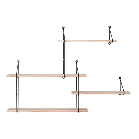 Wandplank systeem met vier houten planken en zwarte metalen beugels in asymmetrisch ontwerp.