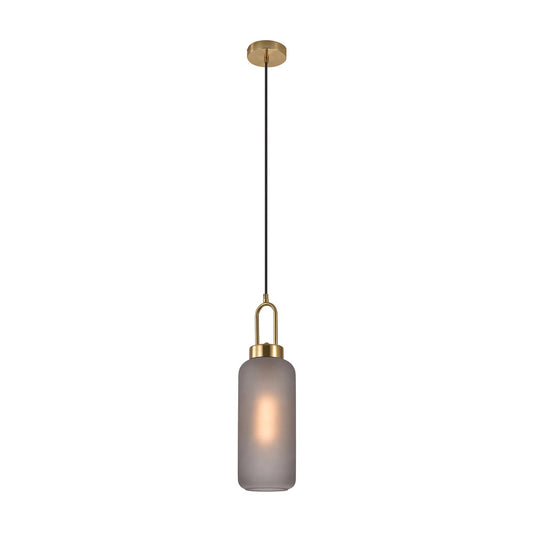 Stijlvolle hanglamp met matglazen kap en gouden details, zacht helder licht uitstralend.