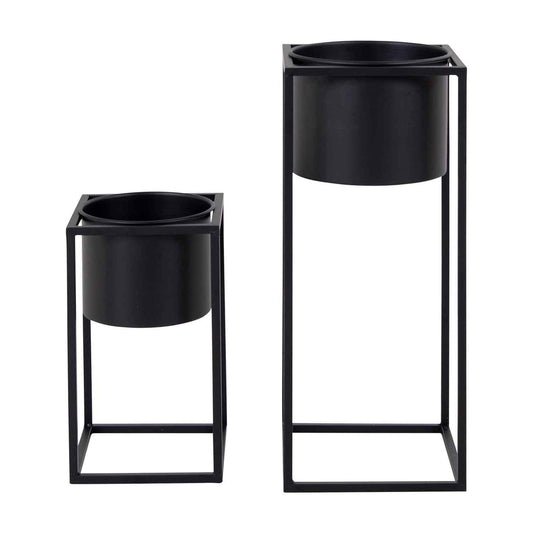 Twee zwarte metalen plantenhouders met moderne vierkante frames, één grote en één kleine, op witte achtergrond.