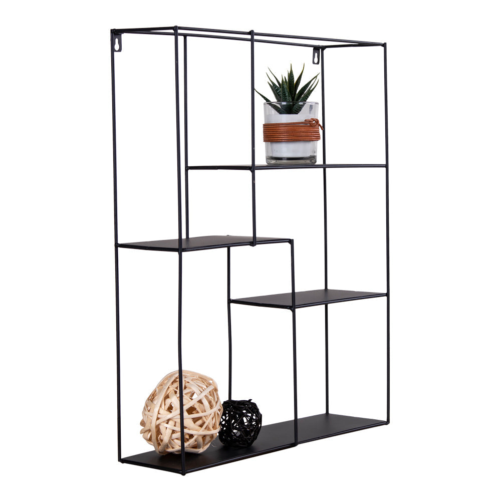 Zwarte metalen wandplank met open vakken, versierd met een plant in een pot en decoratieve houten bollen.