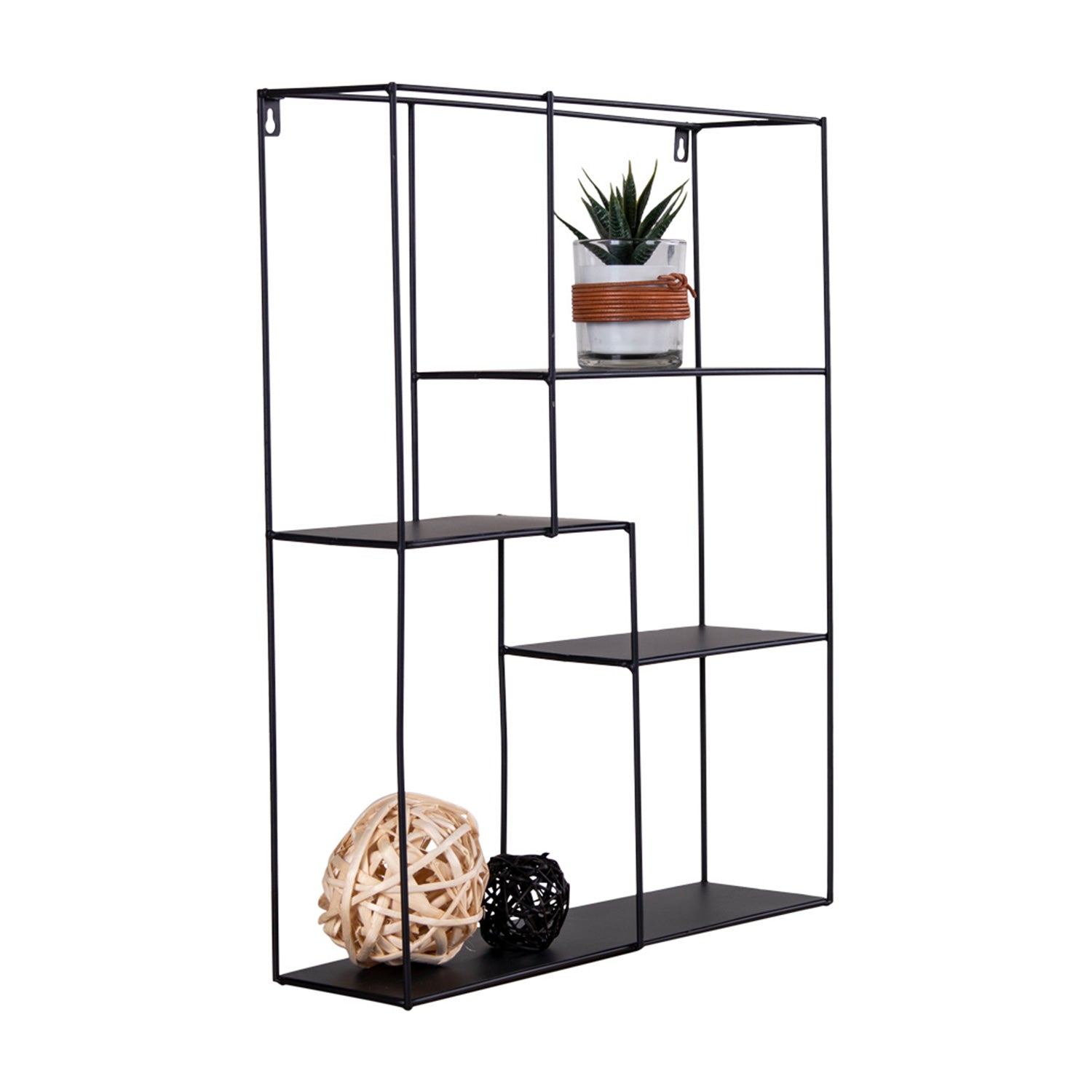 Zwart metalen wandrek met open vakken, cactusplant in pot, en decoratieve bolvormige rietornamenten.