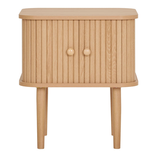 House Nordic Nikko bijzettafel in licht eiken-look met 2 deuren (45×40×50,5 cm), naturel MDF naast bank in Scandinavisch interieur