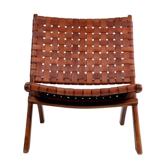 Bruine geweven leren stoel met houten poten, modern en minimalistisch design, tegen witte achtergrond.