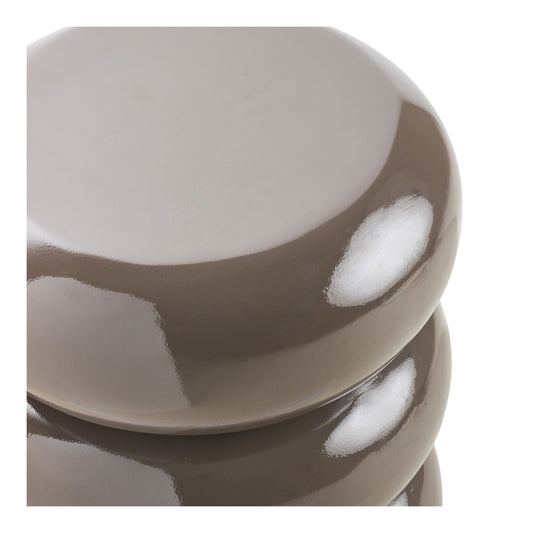 Dichtbijshot van de Rosolina bijzettafel, zicht op het glanzende bruine glasvezel oppervlak met subtiele textuuraccenten