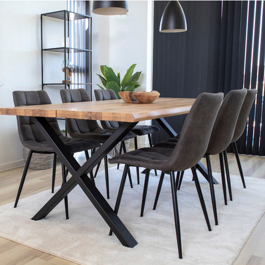 Moderne eetkamer met houten tafel, metalen poten, grijze stoelen, kamerplanten en strakke inrichting.