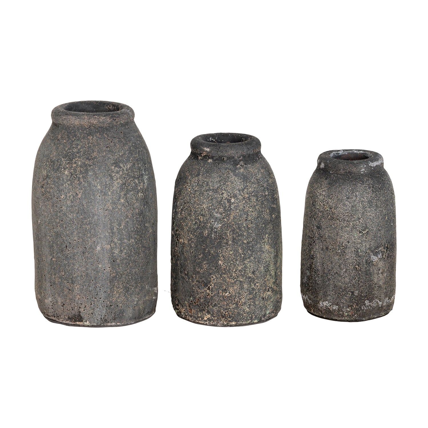 Drie rustieke, donkere stenen vazen van verschillende grootte, met een verweerde textuur en aardetinten.