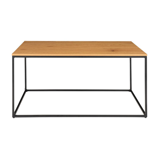 Strakke tafel met lichtbruin houten blad en zwart metalen frame, minimalistisch design, tegen witte achtergrond.