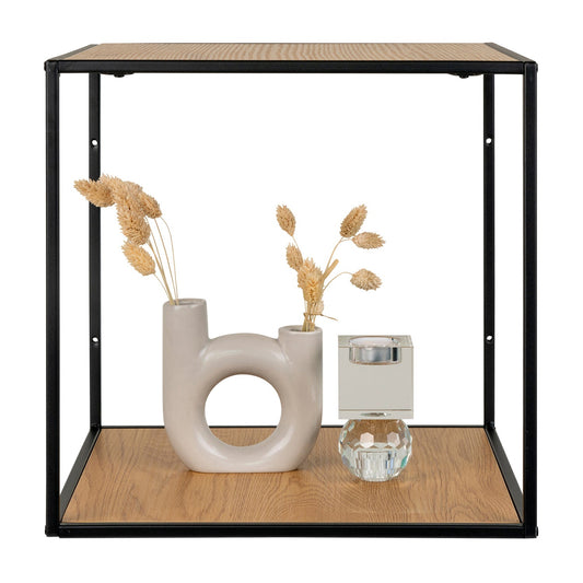 Ceramische vaas met gedroogd gras op houten plank in metalen frame, naast een glazen decoratief object.