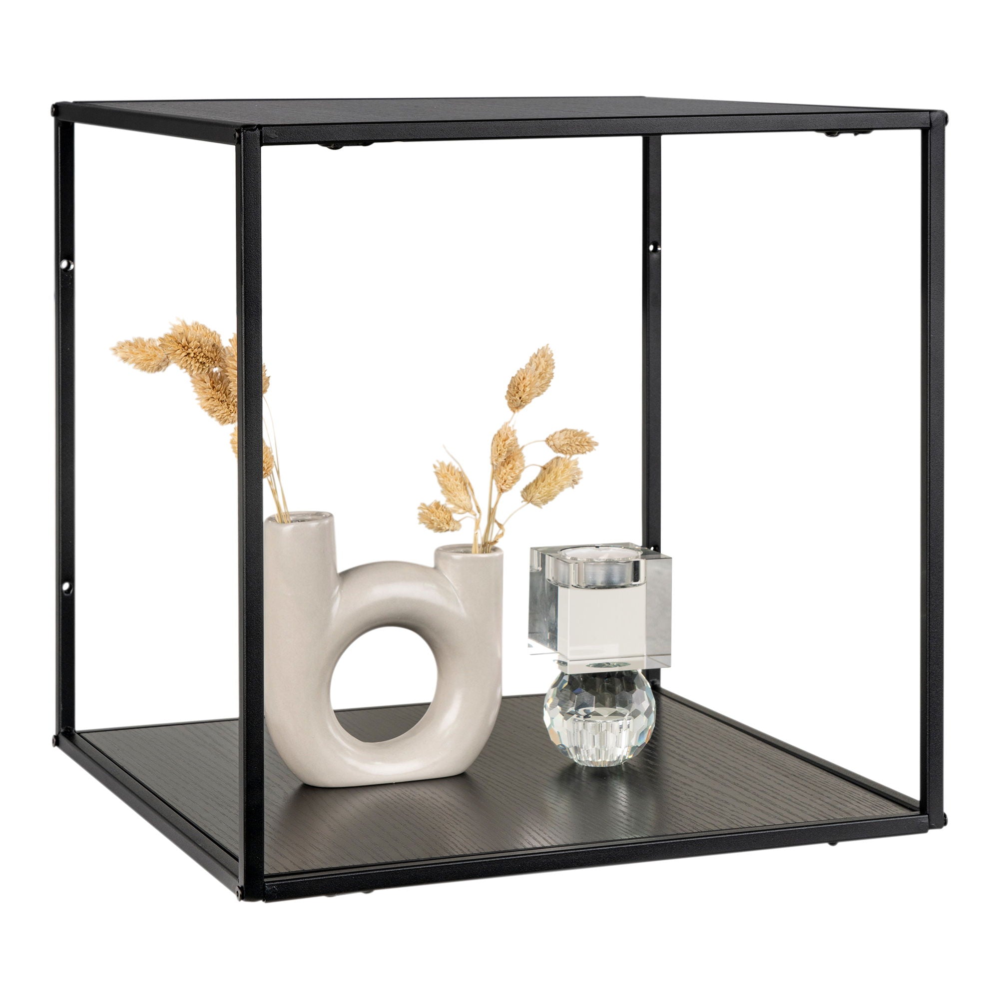 House Nordic Vita wandplank – zwarte metalen kubus, strak gestyled met keramiekvaasje en kristallen kandelaar