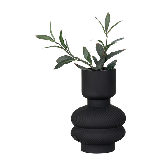 Matzwarte vaas met modern ontwerp, gevuld met groene takken met lancetvormige bladeren.