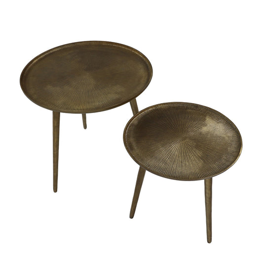 Twee bronzen bijzettafels met geribbelde patronen en slanke poten, grotere tafel links, kleinere rechts.