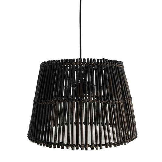 Zwarte bamboe hanglamp met cilindervormig ontwerp, moderne uitstraling en zichtbare lichtbron binnenin.
