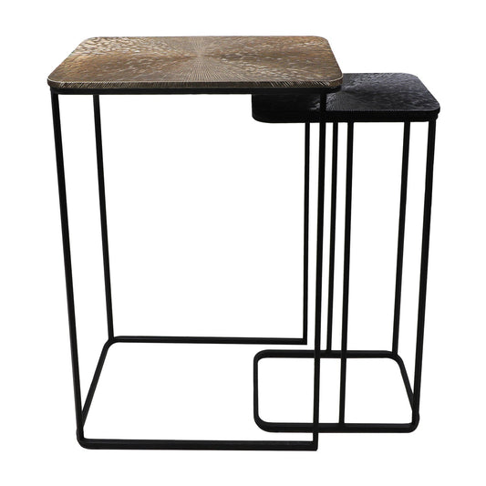 In elkaar grijpende bijzettafeltjes met gegraveerd metalen blad en slank zwart metalen onderstel.