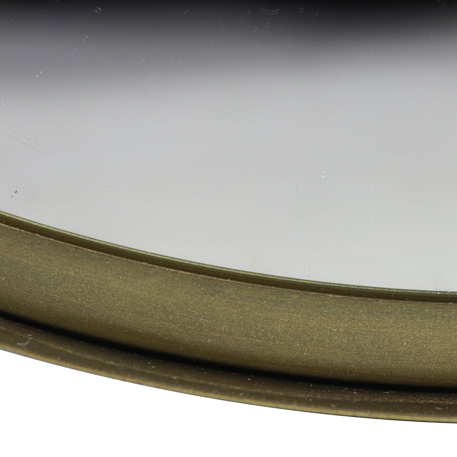 Rond, metalen dienblad met spiegeloppervlak, goudkleurige rand, minimalistisch en elegant ontwerp.