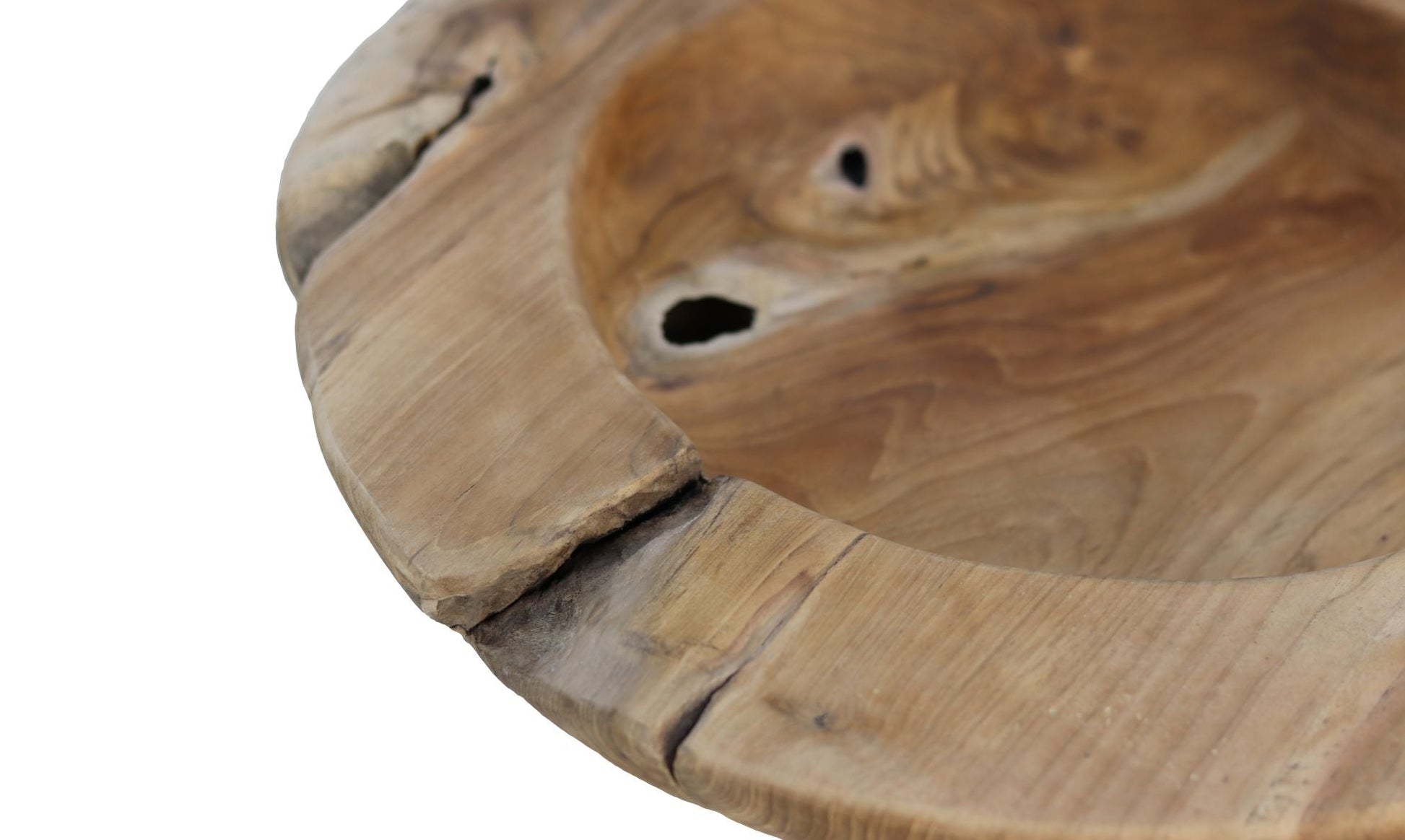 Ronde schaal uit rustiek hout met natuurlijke scheuren en warme houten tinten, benadrukt ambachtelijke kwaliteit.