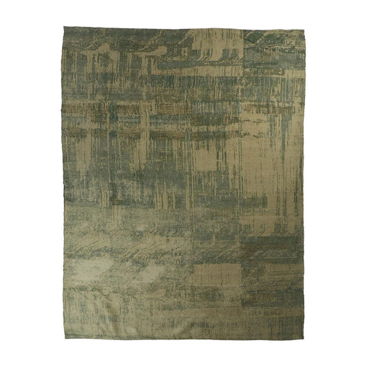 Abstract beige en olijfgroene tapijt met vervaagd patroon en textuur, creëert een rustieke uitstraling.