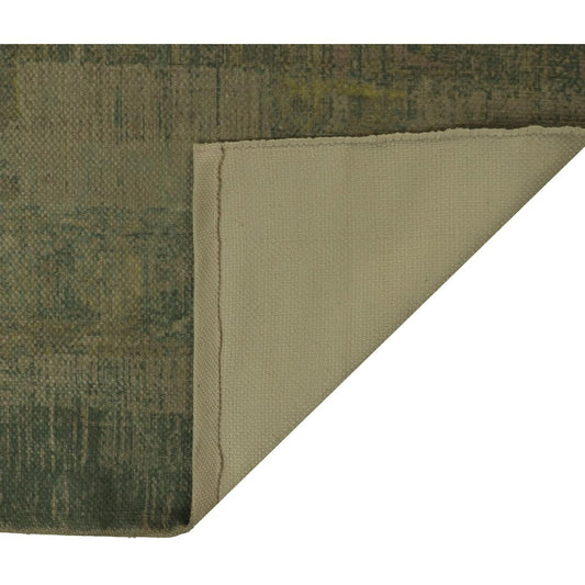 Gescheurd tapijt met verweerd grijs patroon en opgevouwen hoek, zichtbaar beige achterzijde.