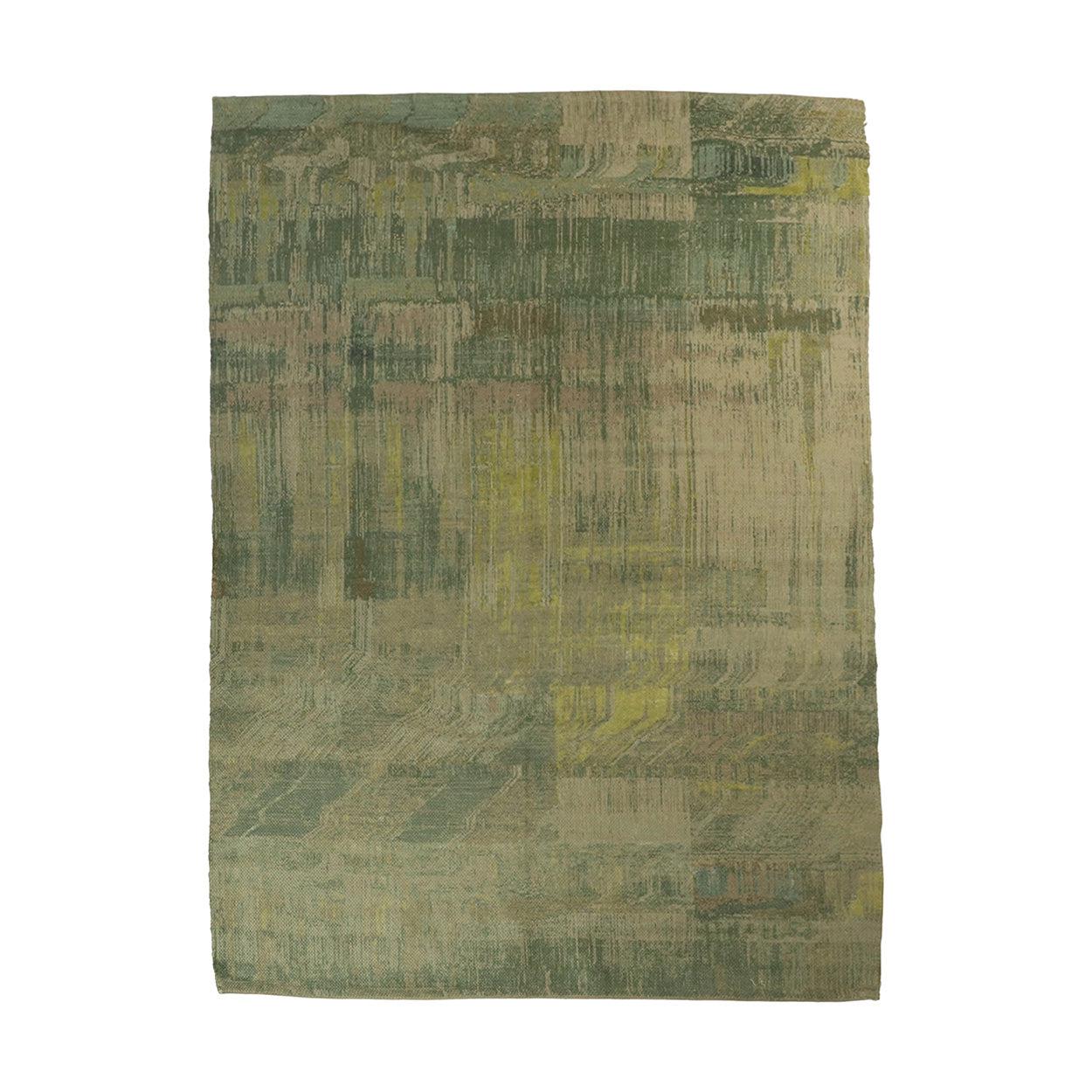 Grof geweven tapijt in groene en beige tinten met subtiele abstracte patronen en een rustieke uitstraling.