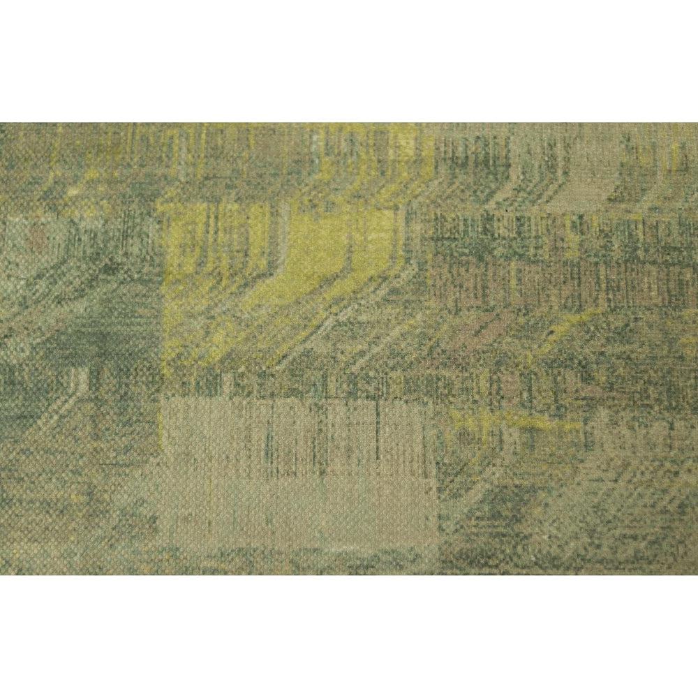 Abstracte textuur in gedempte groene en gele tinten met een verweerd, organisch patroon.