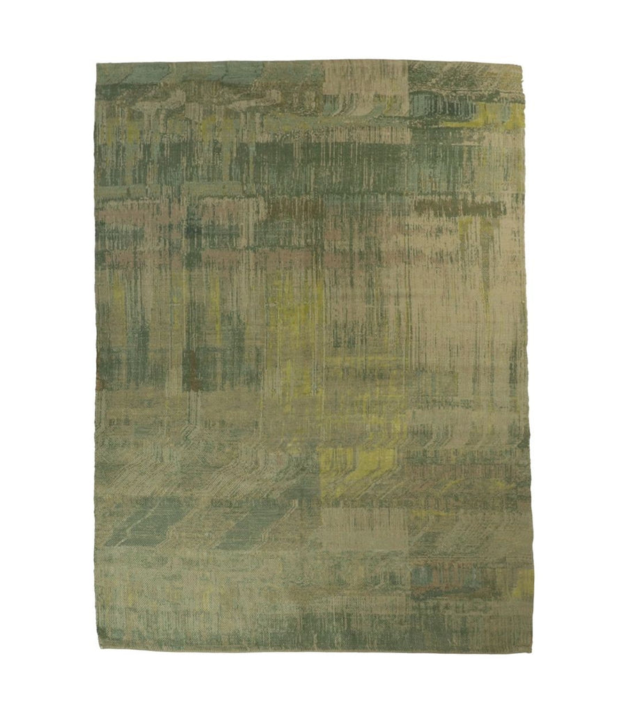 Groot abstract vloerkleed met aardse tinten van groen en bruin. Geometrisch patroon en verweerde textuur.