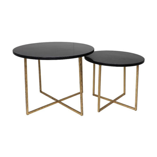Twee zwarte bijzettafels met ronde bladen en gouden metalen onderstellen, elegant en modern design.