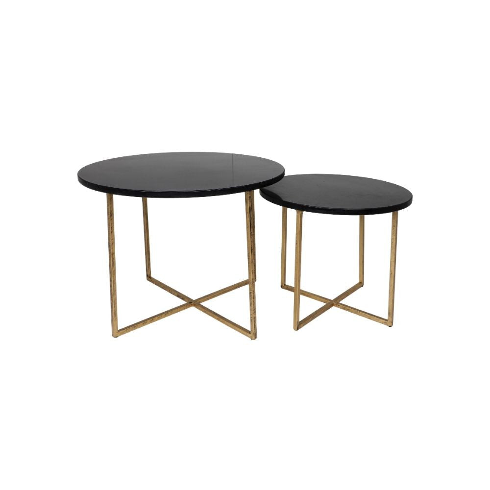 Twee stijlvolle bijzettafels met zwarte bovenbladen en goudkleurige metalen poten in een minimalistisch ontwerp.