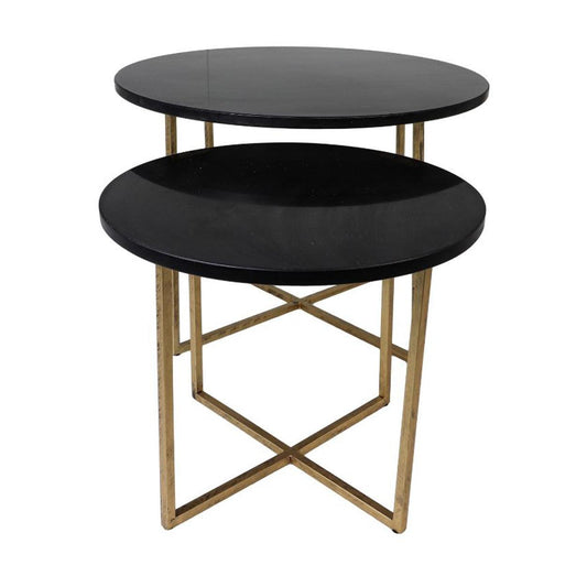 Ronde bijzettafels met zwarte bladen en goudkleurige metalen frames, gestapeld in een modern ontwerp.