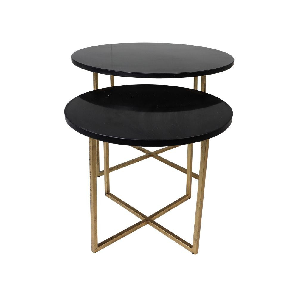 Zwarte bijzettafeltjes met glanzend blad en goudkleurig metalen frame, elegant en modern ontwerp.