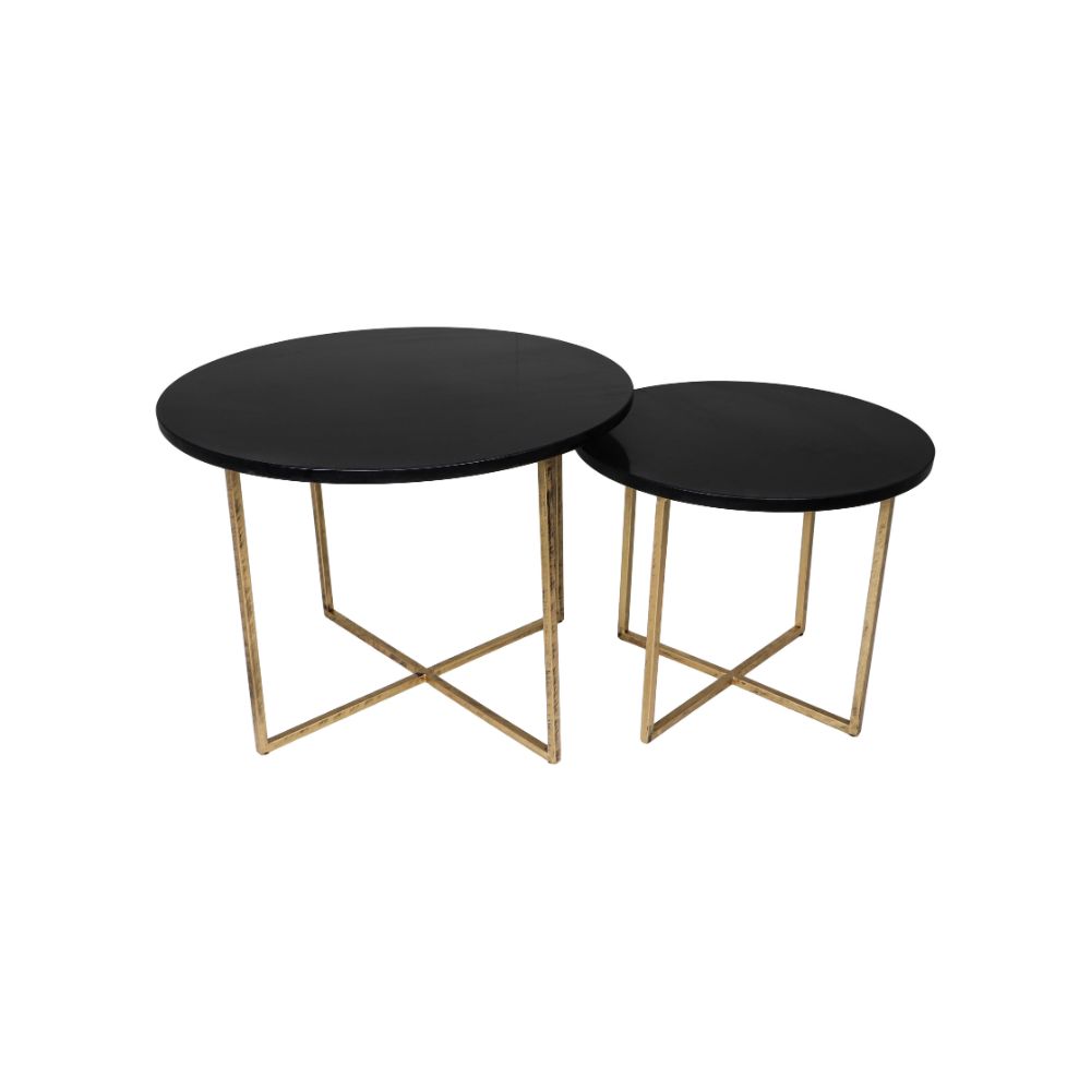 Twee zwarte bijzettafels met gouden metalen frames, één groter dan de ander, minimalistisch en modern ontwerp.
