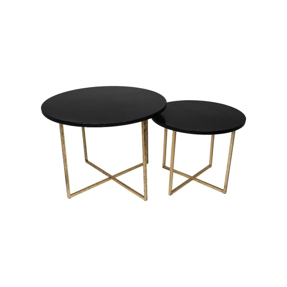 Twee zwarte bijzettafels met ronde bladen en gouden metalen poten, stijlvol en modern ontwerp.