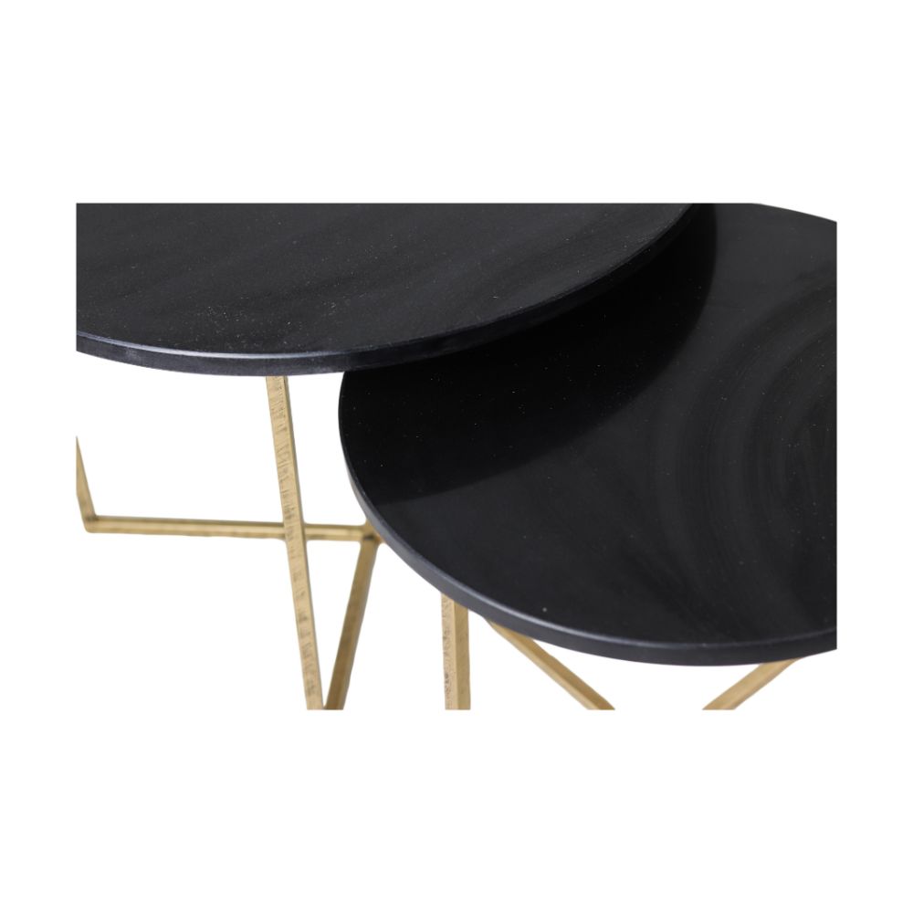 Twee elegante, zwarte tafelbladen met gouden metalen poten, modern en minimalistisch ontwerp.