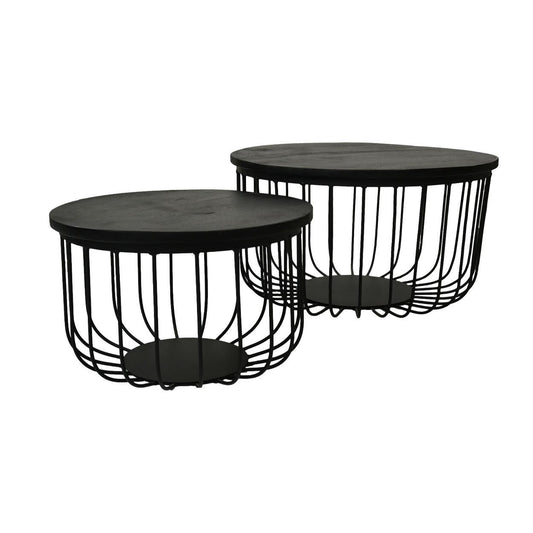 Twee ronde, zwarte metalen salontafels met draadframeontwerp en houten tafelblad, minimalistisch en modern.
