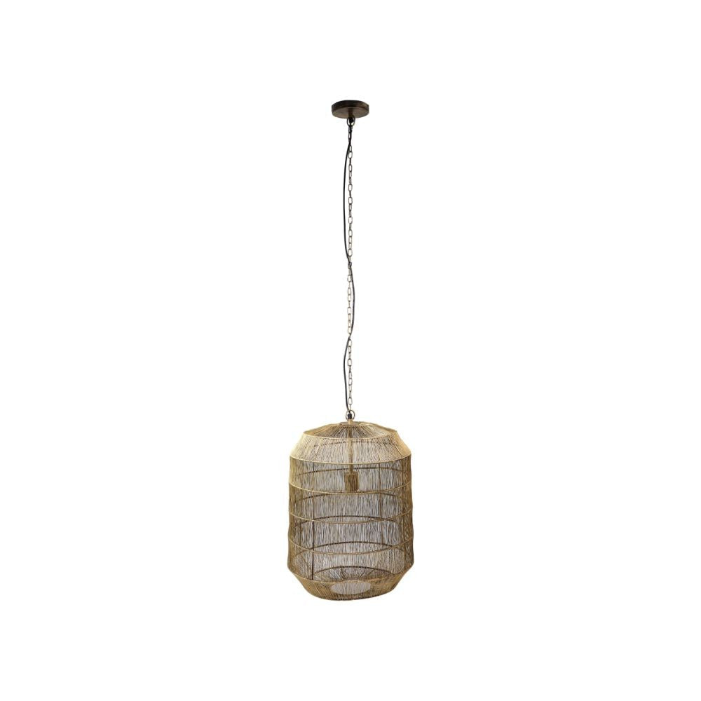 Hanglamp met bruin, geweven rotan kap, hangend aan een zwarte ketting tegen een witte achtergrond.