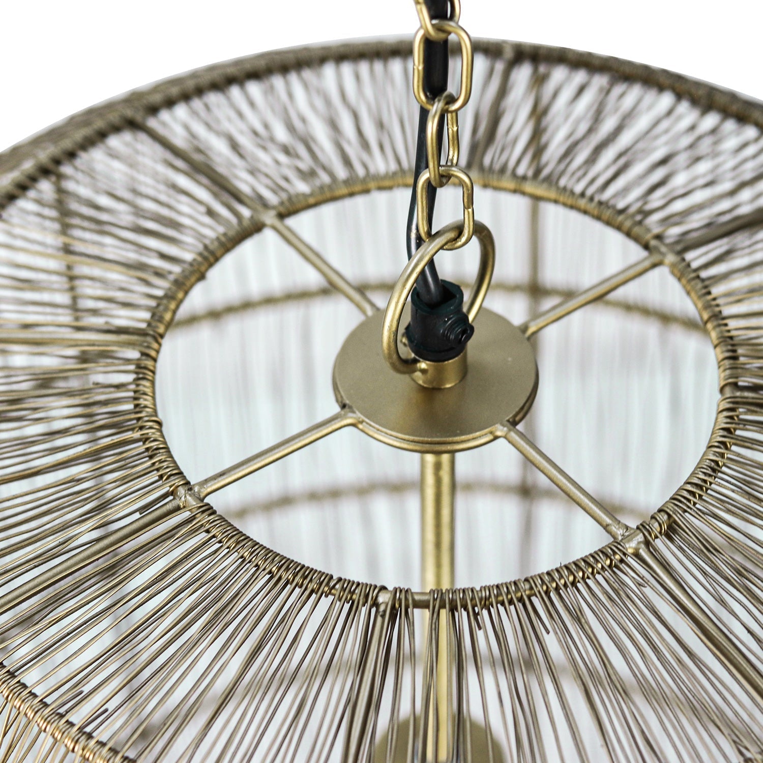 Metalen hanglamp in antieke messing afwerking met fijne draden en ketting, moderne industriële stijl.