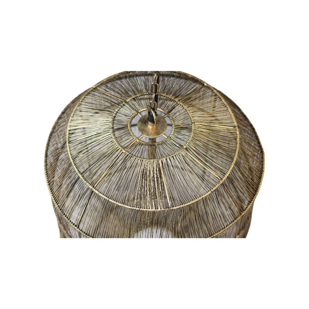 Gouden hanglamp met fijn metalen draadpatroon en kettingophanging, kijk van bovenaf.