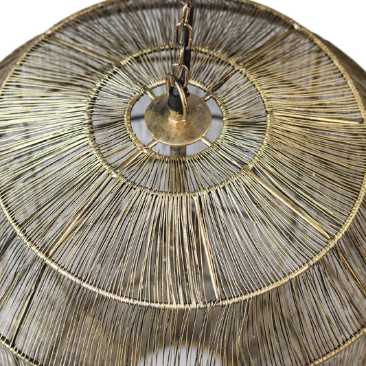 Geometrische hanglamp van goudkleurige metalen draden, vormt een elegante en moderne uitstraling.