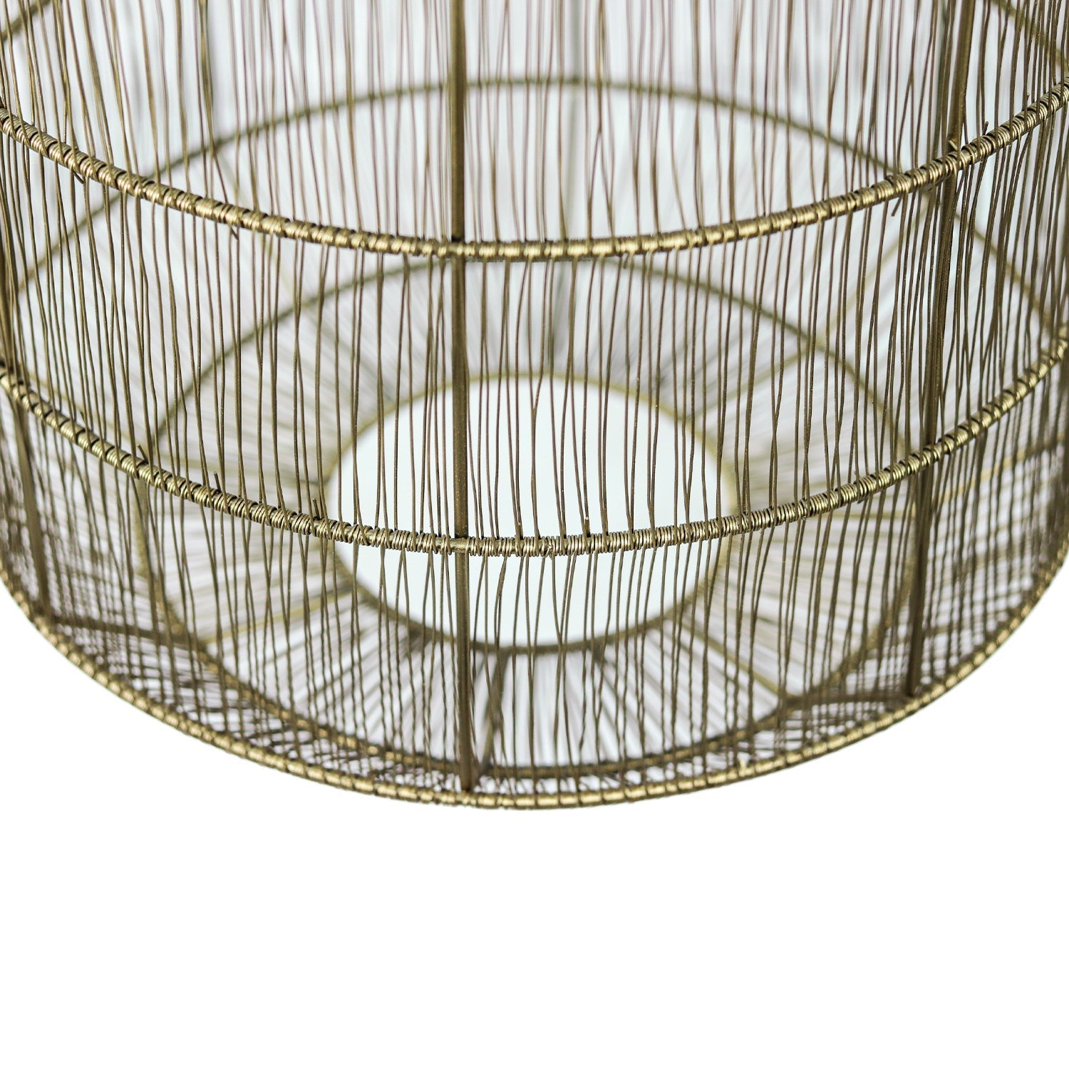 Elegante lampenkap met fijn, goudkleurig metalen draadpatroon, vormen een delicate opengewerkte structuur.