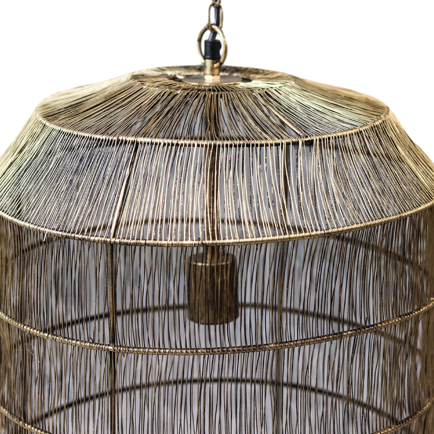 Decoratieve gouden draadlampenkap met fijn geweven patroon, hangend aan een ketting; luchtig en elegant ontwerp.