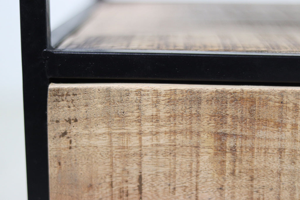 Close-up van een houten plank met een zwart metalen frame, benadrukt de textuur van het hout en metaal.