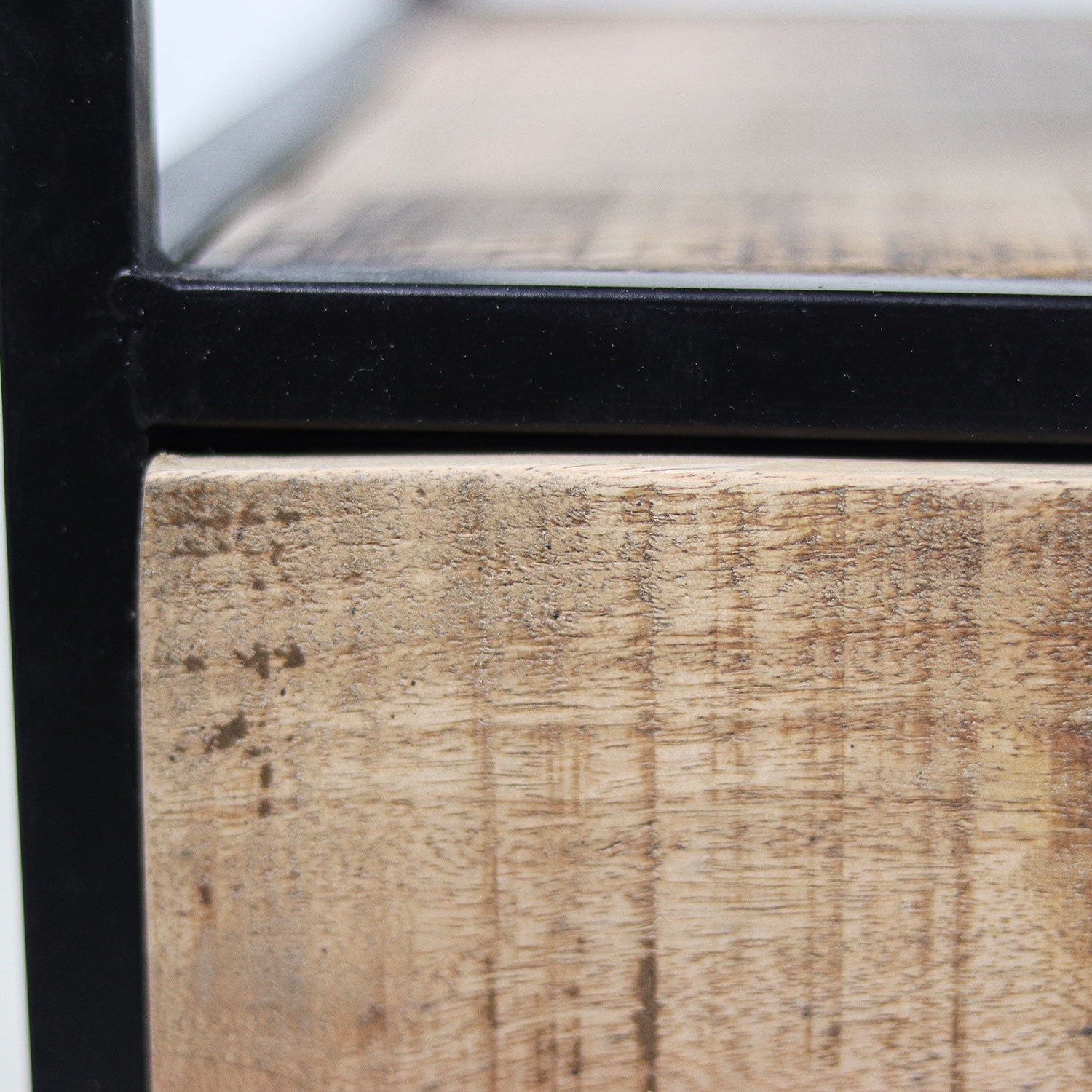 Rustiek houten lade in een zwart metalen frame, met een robuuste, natuurlijke uitstraling.