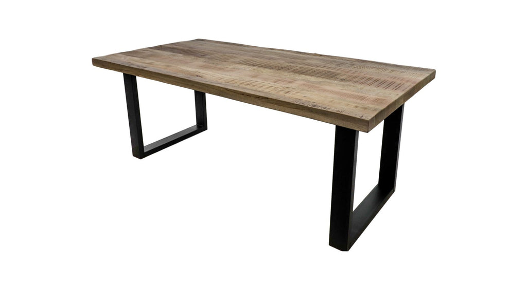 Houten eettafel met een glad oppervlak en zwarte metalen poten in een moderne, minimalistische stijl.