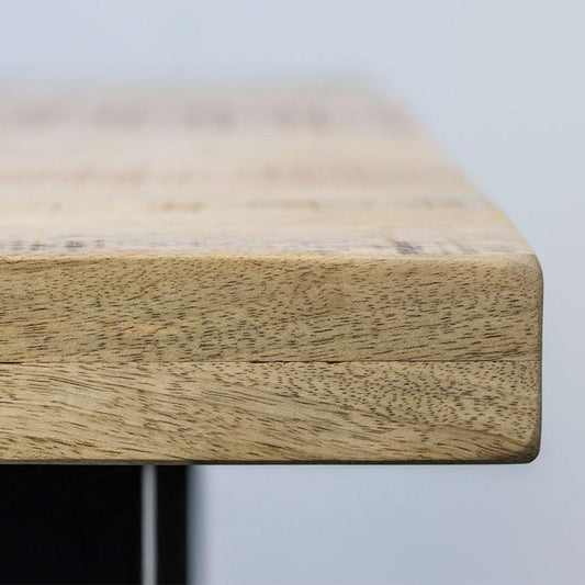 Lichtbruine houten tafelrand met subtiele nerven tegen een grijze achtergrond, moderne uitstraling.