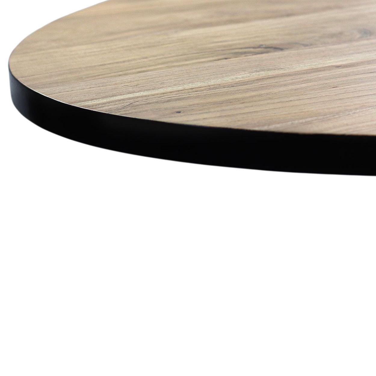 Ronde tafel met natuurlijk houtpatroon en zwarte rand op een witte achtergrond.