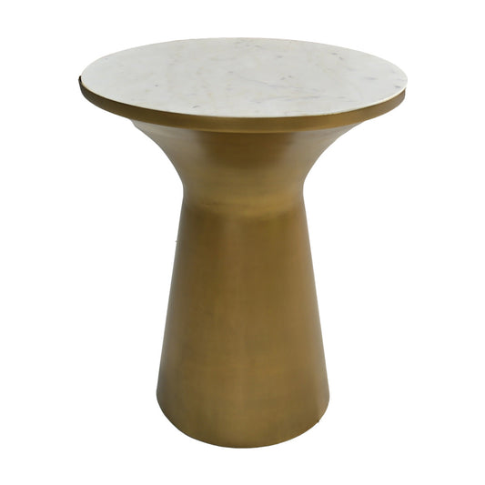 Ronde bijzettafel met wit marmeren blad en goudkleurige, taps toelopende metalen voet. Elegant en modern design.