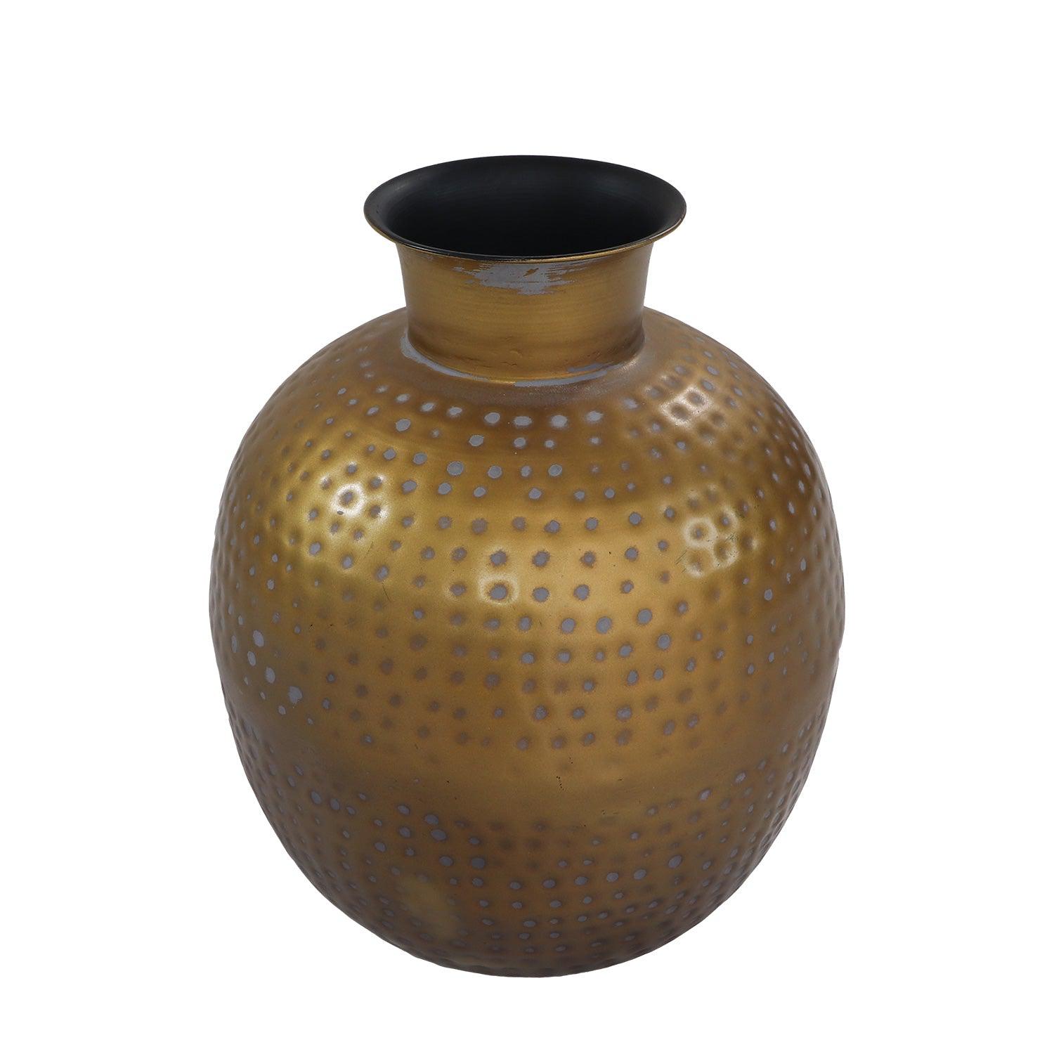 Bolvormige gouden vaas met een matte textuur, versierd met regelmatig geplaatste kleine stippen.