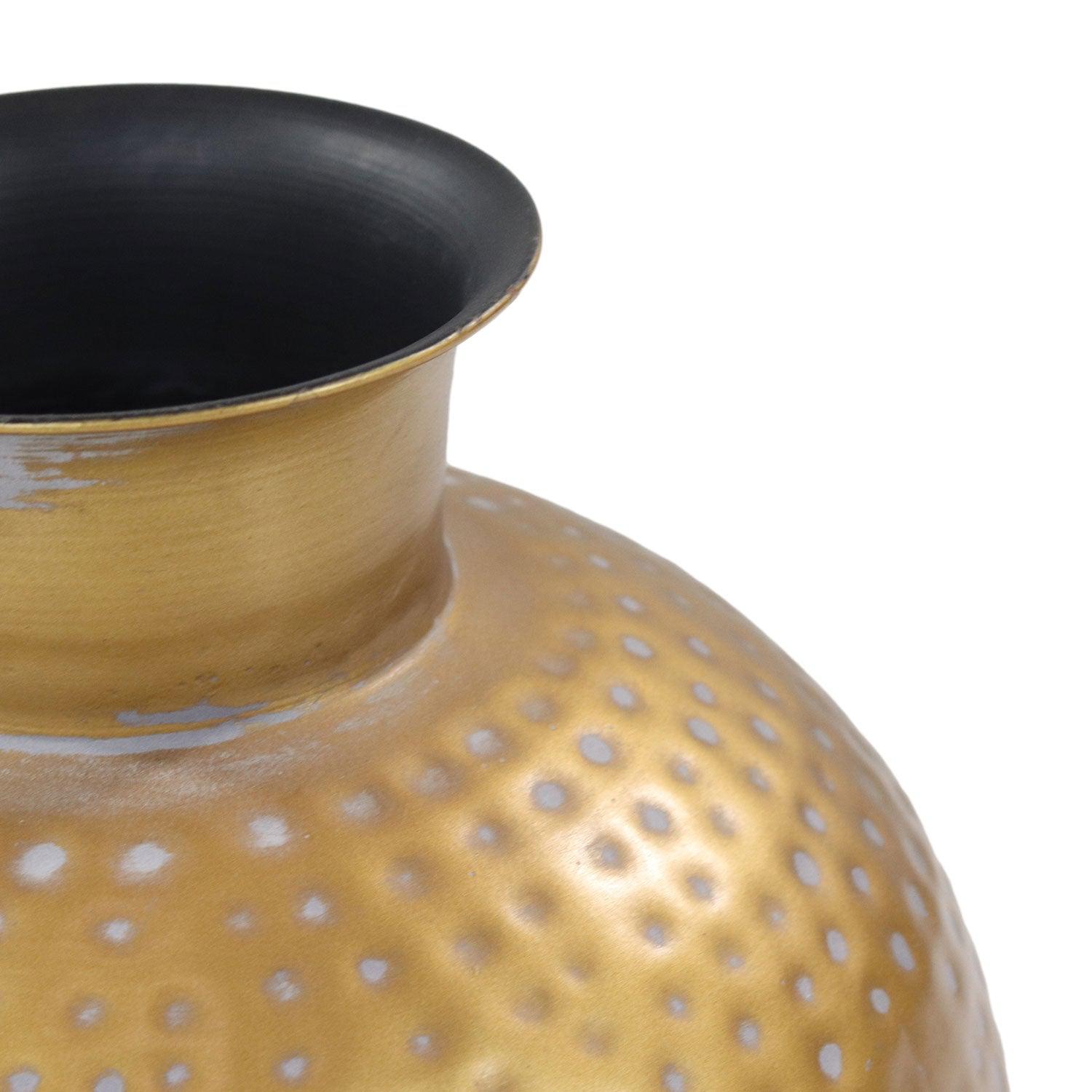 Gouden vaas met stippenpatroon en brede donkergrijze hals, stijlvol en eigentijds design.