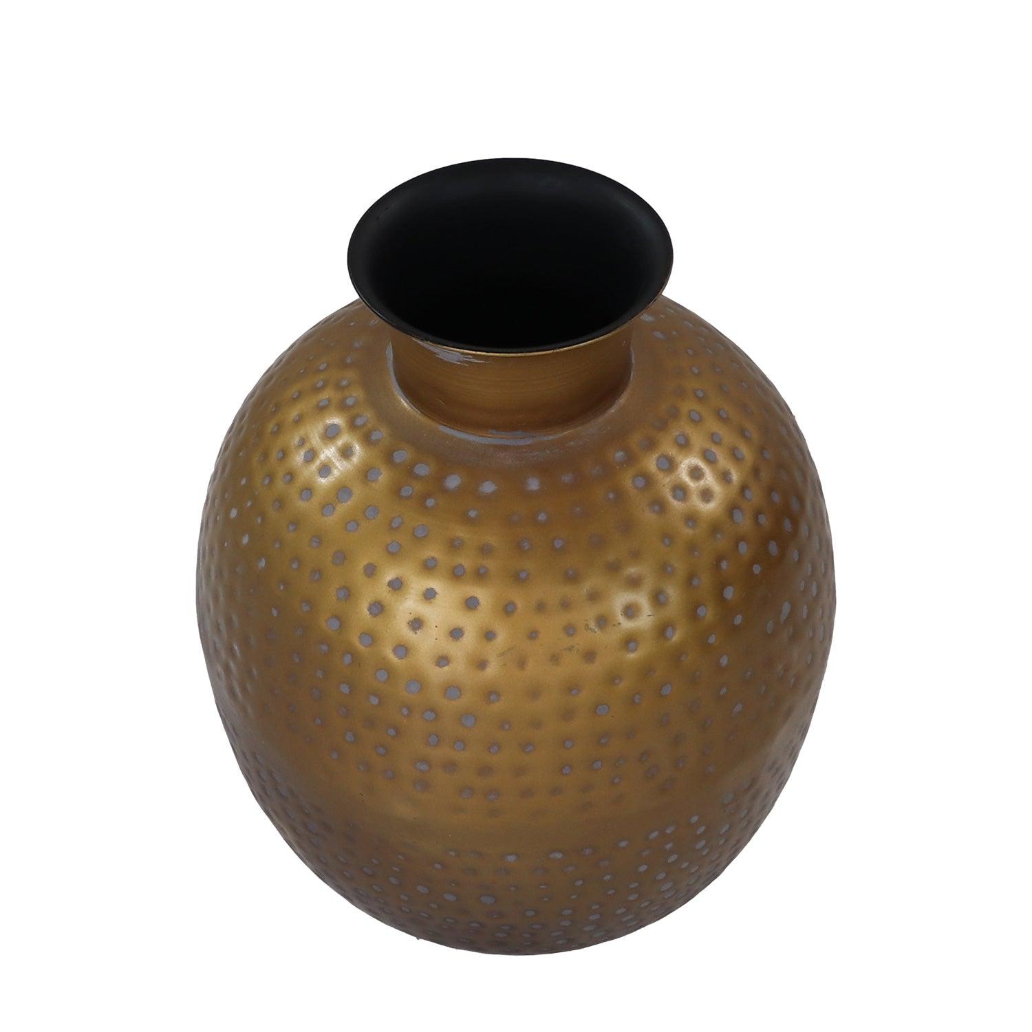 Gedetailleerde gouden vaas met puntige textuur en donkere opening, glanzend afgewerkt.